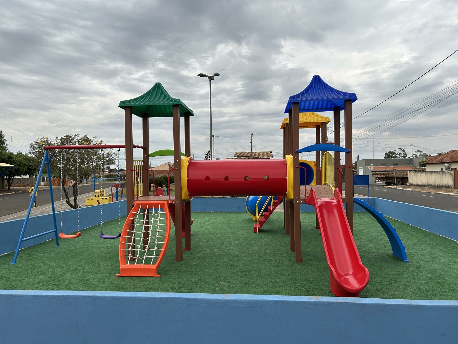 Imagem de compartilhamento para o artigo Prefeitura investe mais de R$ 536 mil e instala quatro novos parquinhos em praças de Costa Rica da MS Todo dia